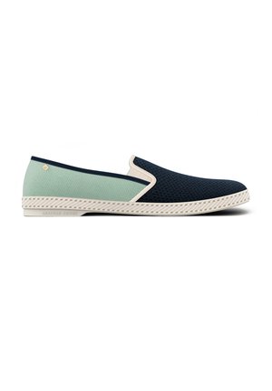 Bequemer Slipper mit marineblauem Mesh vorne, hellgrün strukturiertem Absatz, beigem Rand und gemusterter weißer Sohle.
