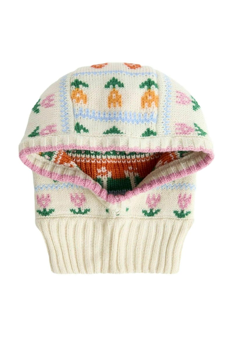 Pletená čiapka s krémovým základom, zdobená farebnými vzormi mrkvy a kvetov. Hladký lem s kontrastnými textúrami a odtieňmi.
