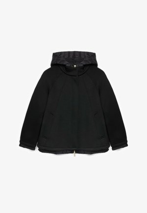 Sort hættejakke med quiltet for, lynlås foran, lange ærmer og to sidelommer, vist fladt på hvid baggrund.