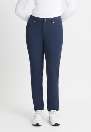 Pantaloni blu navy realizzati in un tessuto morbido e elasticizzato. Presentano una vestibilità classica con tasche frontali e chiusura con bottone in vita.