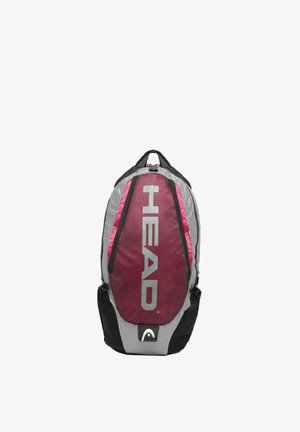 Rugzak in grijs, zwart en bordeauxrood met grote "HEAD" tekst op het voorvak van gaas, twee vakken met ritssluiting en bovenhandvat.