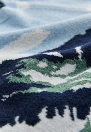 Pătură din lână cu modele abstracte în nuanțe de albastru, verde și bleumarin. Textură moale cu un finisaj neted și detalii de design în straturi.