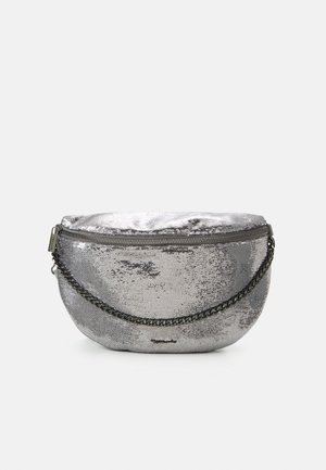 Srebrna nerka z cekinami, czarny zamek błyskawiczny i ozdobny czarny łańcuch z przodu, na jasnym, jednolitym tle.