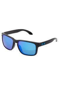 Ochelari de soare square negri cu lentile oglindă albastre, având un cadru din plastic robust și branding subtil pe tâmple.