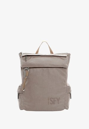 Beige tekstil rygsæk med et tekstureret mønster, top håndtag, front lynlås lomme, side lynlåse og et diskret logo. Glat finish, rektangulær form.