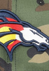 Gesticktes Denver Broncos-Logo auf einer Kappe aus Camouflage-Stoff, mit blauen, roten, gelben und weißen Akzenten sowie filigranen Details.