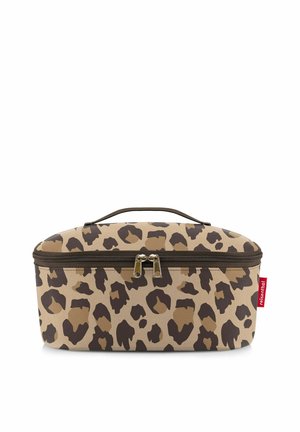 Weiche rechteckige Reisetasche mit braunem und schwarzem Leopardenmuster, doppeltem Reißverschluss, oberem Griff und rotem Stoffetikett auf weißem Hintergrund.