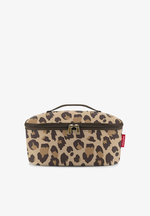 Weiche rechteckige Reisetasche mit braunem und schwarzem Leopardenmuster, doppeltem Reißverschluss, oberem Griff und rotem Stoffetikett auf weißem Hintergrund.