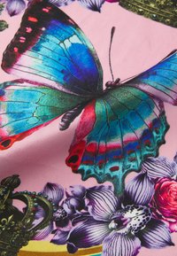 Χρωματιστό πεταλούδα με λεπτομερή φτερά σε αποχρώσεις του μπλε, του τιρκουάζ και του κόκκινου, περιτριγυρισμένη από λουλουδάτα στοιχεία και χρυσές κορόνες σε ροζ ύφασμα.