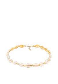 Muschelkette mit beigen Kaurischalen, die mit Gold aufgezogen sind. Die Muscheln sind glatt, oval geformt und wechseln in Farbe und Größe.