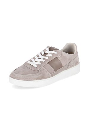 Zapatilla casual de ante marrón claro con cordones blancos y suela gruesa de goma blanca, mostrada en ángulo sobre un fondo blanco.