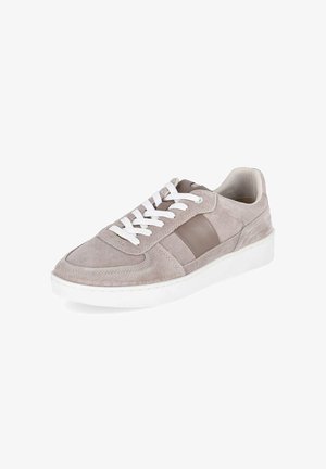 Zapatilla casual de ante marrón claro con cordones blancos y suela gruesa de goma blanca, mostrada en ángulo sobre un fondo blanco.