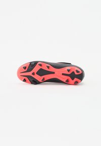 Schwarze Sport-Schuhsohle mit strukturiertem Oberflächen, ausgestattet mit pinken Akzenten und dreieckigen Trittpunkten für Grip und Stabilität.
