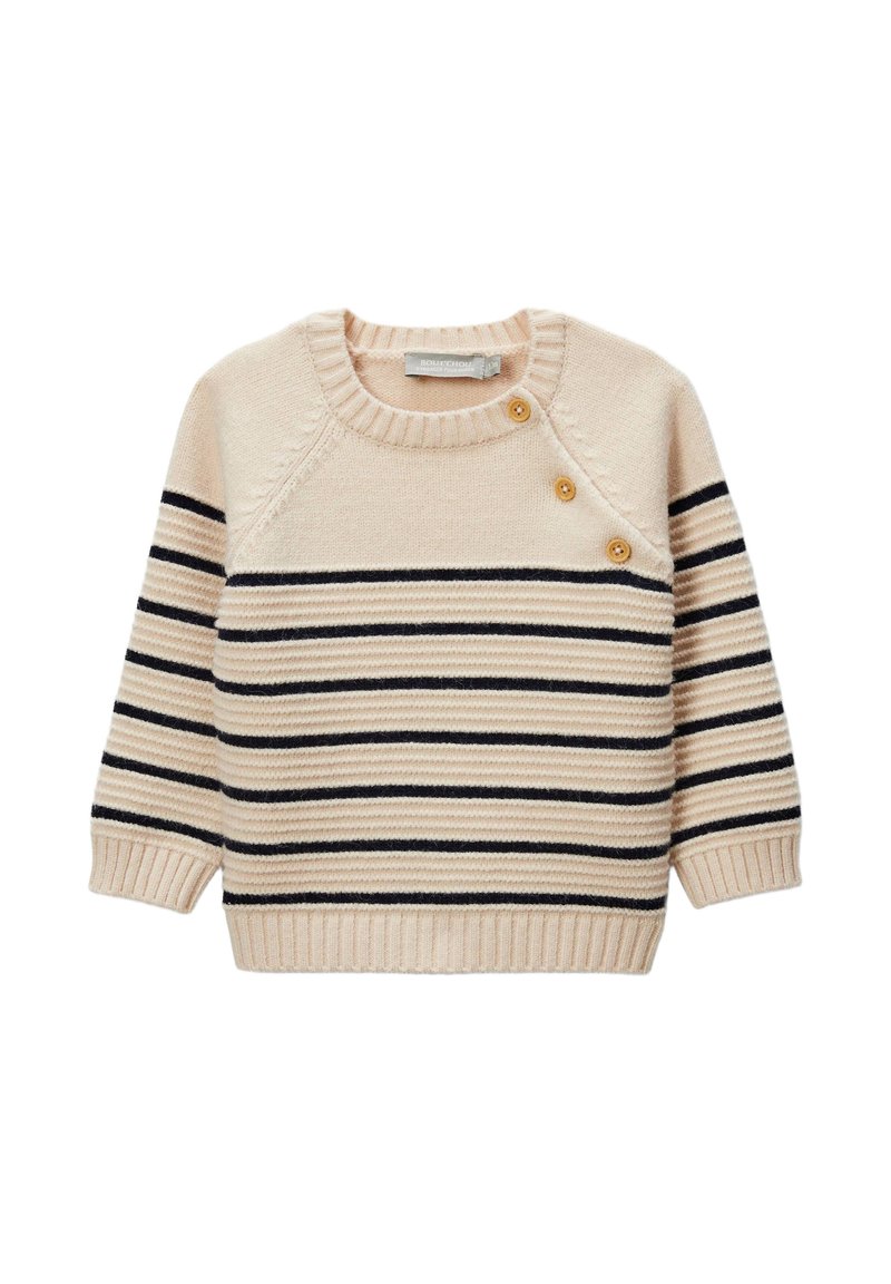 Pull en tricot beige clair avec des rayures bleu marine. Il présente un col rond, des manches longues, et trois boutons décoratifs sur l'épaule gauche.