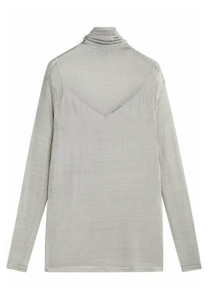 Pull à col roulé gris clair à manches longues avec un motif chevron subtil dans le dos et une texture tricotée lisse.
