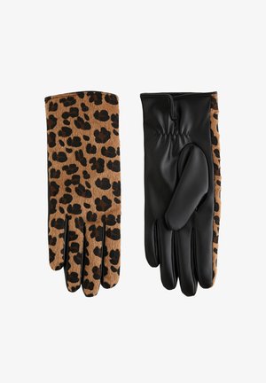 Een paar handschoenen, de ene met een bruin en zwart luipaardmotief, de andere van zwart leer met luipaardmotiefdetails aan de zijkant.