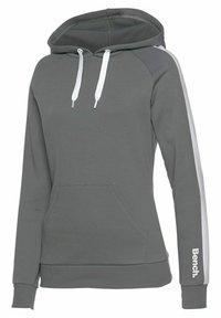 Grauer Kapuzenpullover mit weißen Kordeln, frontaler Tasche und weißen Seitenstreifen. "Bench."-Logo auf dem linken Ärmel in weißem Druck.