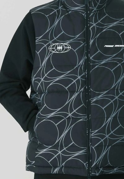 Gilet imbottito nero con motivo circolare in grigio chiaro, chiusura con zip e logo sul petto. Materiale morbido e imbottito.