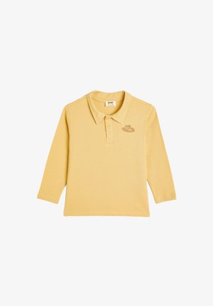 Gul langærmet polo t-shirt lavet af blødt bomuld med en krave, med et broderet design på venstre bryst.