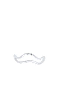 Anillo de plata de ley con un diseño ondulado y una textura suave y pulida. Marcado con "925", lo que indica la pureza de la plata.