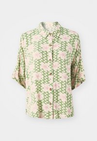 Korte mouw blouse in groene stof met een golvend wit patroon en roze bloemaccenten. Het heeft een kraag en een ruime pasvorm.