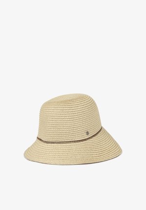 Beige gewebter Strohhut mit runder Krone, breiter Krempe und braunem Banddetail um die Basis der Krone. Langlebige Textur.