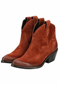 Stivaletti in suede marrone fino alla caviglia con punta affusolata, tacco basso impilato e ritagli laterali per una facile calzata. Suola liscia e tomaia texturizzata.