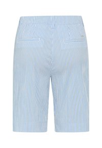 Vue arrière d’un short mi-long bleu clair et blanc à rayures verticales, avec deux poches passepoilées au dos et des passants de ceinture.
