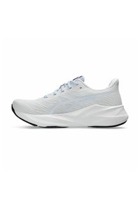 Zapatillas deportivas blancas con una parte superior de malla transpirable, acentos en azul claro, cierre con cordones, detalle de logotipo en negrita y suela texturizada para mayor agarre.