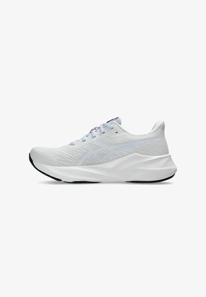 Baskets de sport blanches avec un upper en mesh respirant, accents bleu clair, fermeture à lacets, détail de logo audacieux et semelle texturée pour l'adhérence.