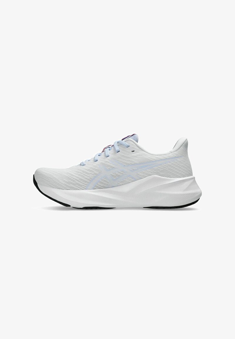 Sneakers atletici bianchi con tomaia in mesh traspirante, dettagli azzurri, chiusura con lacci, logo in evidenza e suola testurizzata per una migliore aderenza.