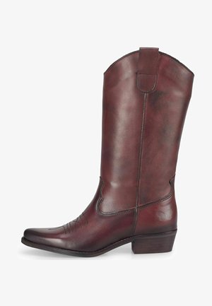 Bruine leren cowboylaars met een spitse neus, gegraveerde details op de schacht en een lage gestapelde hak. Zachte textuur met een gepolijste afwerking.