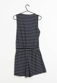Mono sin mangas de color azul marino con rayas blancas, cinturilla elástica y pantalones cortos. Se cuelga de un gancho negro contra un fondo blanco.
