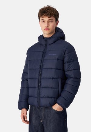 Marine pufferjack met capuchon, voorzien van een gequilt ontwerp, ritssluiting en logo op de linkerborst. Gladde nylon buitenkant met geïsoleerde vulling.