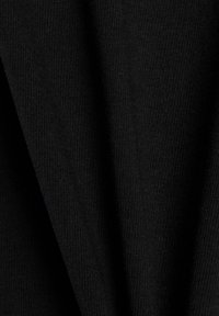 Tejido de punto negro con una textura suave, que presenta un sutil ribeteo y caídas, creando pliegues suaves. Sin patrones o adornos distintivos.