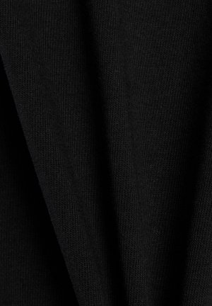 Tessuto a maglia nero con una consistenza liscia, caratterizzato da sottili righe e drappeggi, che creano morbidi avvolgimenti. Nessun motivo o abbellimento distintivo.