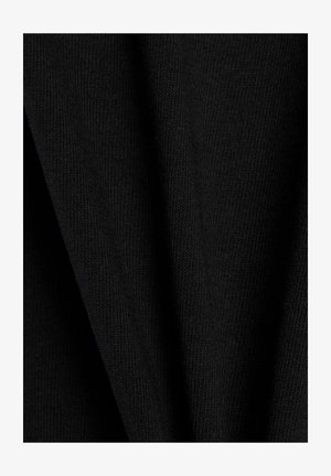 Tejido de punto negro con una textura suave, que presenta un sutil ribeteo y caídas, creando pliegues suaves. Sin patrones o adornos distintivos.