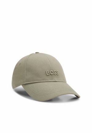 Cappellino da baseball marrone chiaro con visiera curva e logo "BOSS" ricamato al centro davanti su sfondo bianco.