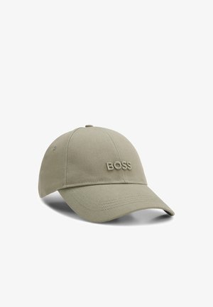 Cappellino da baseball marrone chiaro con visiera curva e logo "BOSS" ricamato al centro davanti su sfondo bianco.