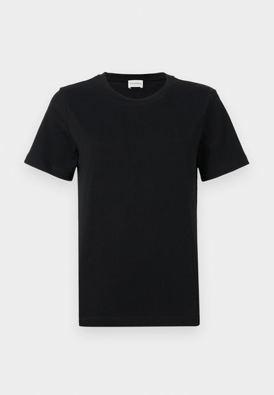 T-shirt preta de algodão de manga curta com decote redondo, apresentando um detalhe de logo discreto na parte inferior da frente e uma bainha reta.