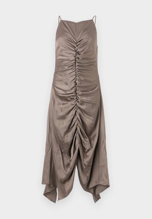 Vestido de seda castanho com alças finas, apresentando detalhes franzidos na parte da frente e uma bainha assimétrica, textura suave e um corte ajustado.