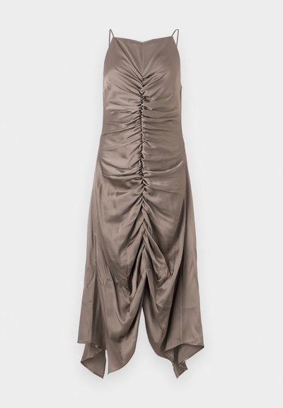 Ruda satino suknelė su špagetėmis, išryškinta surinkta detalė priekyje ir aukštai-žemai apdaila, sklandi tekstūra ir prigludusi forma.