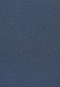 Tessuto lavorato a maglia blu scuro con una superficie liscia, caratterizzato da un motivo uniforme di fili intrecciati per garantire durevolezza ed elasticità.