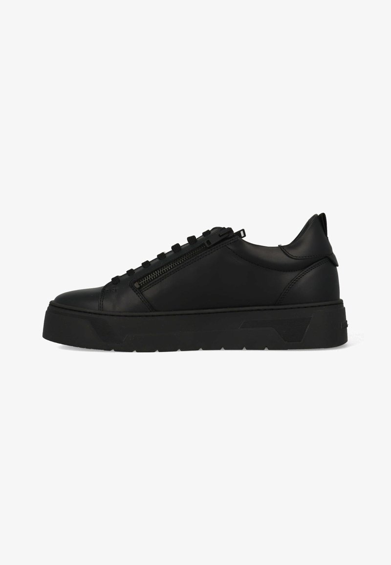 Sneaker in pelle nera con suola piatta, punta arrotondata e dettaglio con zip sul lato. Accenti testurizzati e cinque asole nere per i lacci.