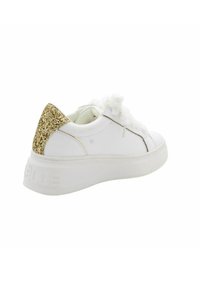 Sneaker bianco con accenti di glitter dorato sul tallone, dettagli testurizzati sulla linguetta e una suola bianca spessa con branding in rilievo.