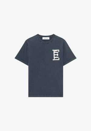 T-shirt en coton gris foncé avec un col rond, des manches courtes et un logo graphique "E" blanc sur la poitrine gauche. Design simple, sans motifs.