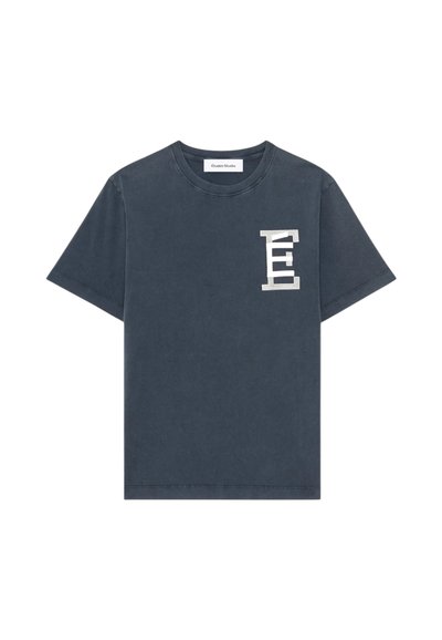 T-shirt en coton gris foncé avec un col rond, des manches courtes et un logo graphique "E" blanc sur la poitrine gauche. Design simple, sans motifs.