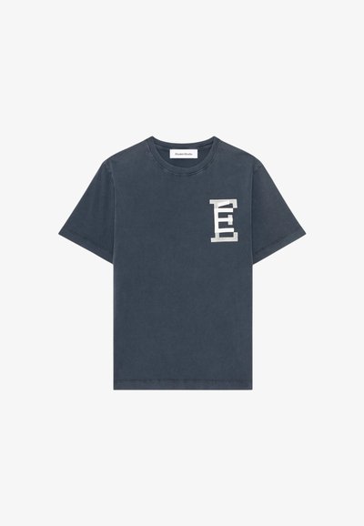 T-shirt en coton gris foncé avec un col rond, des manches courtes et un logo graphique "E" blanc sur la poitrine gauche. Design simple, sans motifs.