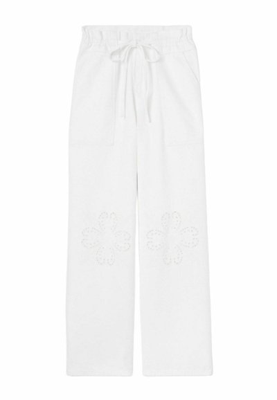 Pantalones de algodón blancos con cinturilla ajustable, que cuentan con dos bolsillos laterales y patrones florales bordados en la parte inferior de las piernas.