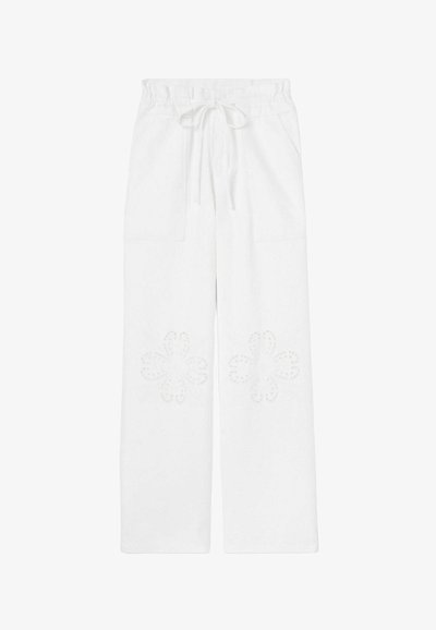 Pantalon en coton blanc avec une taille à cordon de serrage, comportant deux poches latérales et des motifs floraux brodés sur le bas des jambes.